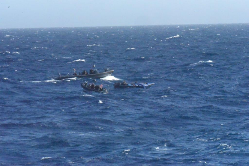 2 FRISC-onderscheppingsboten en de go-fast op open zee.