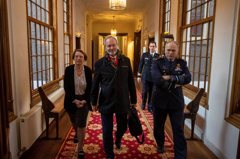 De minister, de secretaris-generaal en de commandant der strijdkrachten.