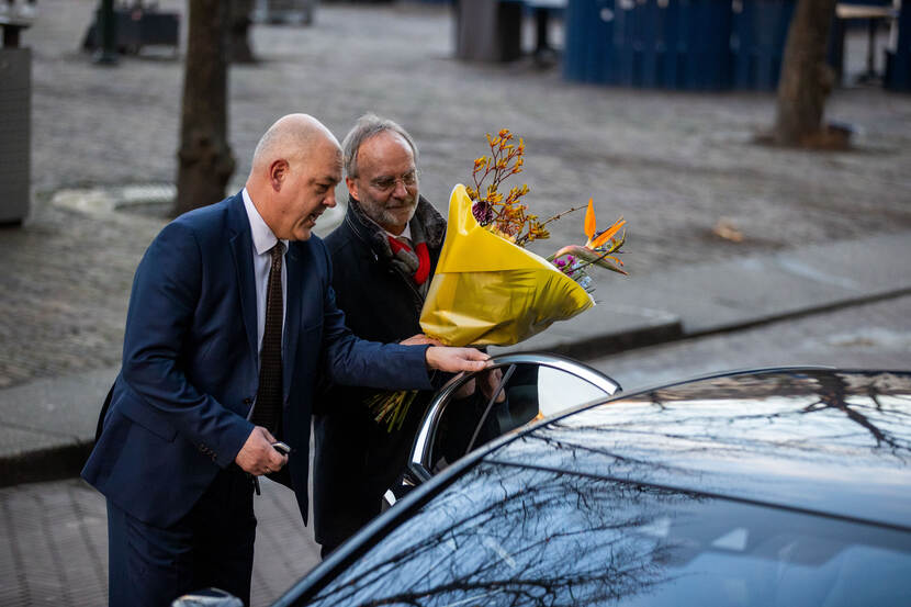 De minister met een bos bloemen.