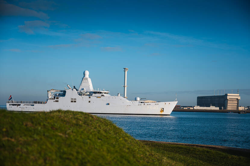 Zr. Ms. Holland vaart Den Helder binnen.