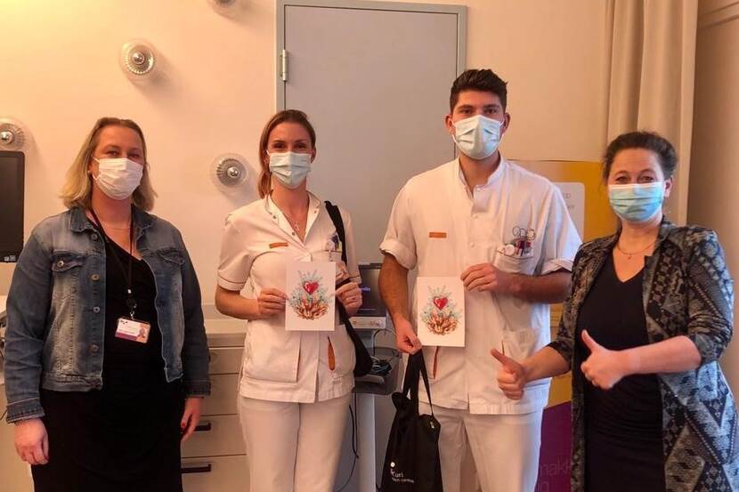 Nicole Daniels (manager Zorg, uiterst links) en Jolanda Colnot (manager Leerhuis) van VieCuri Medisch Centrum Venlo bedanken Defensie-medewerkers.