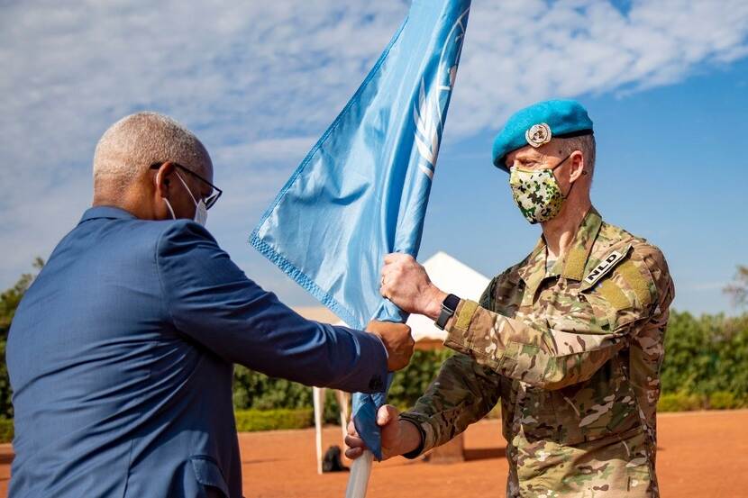 Luitenant-generaal Kees Mathijssen krijgt VN-vlag overhandigt
