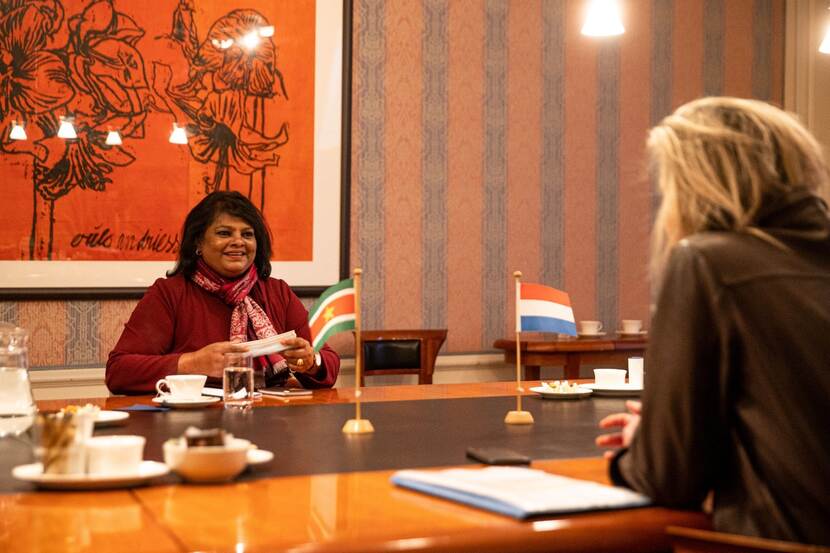 De Surinaamse minister van Defensie Krishna Mathoera in gesprek met Kajsa Ollongren.