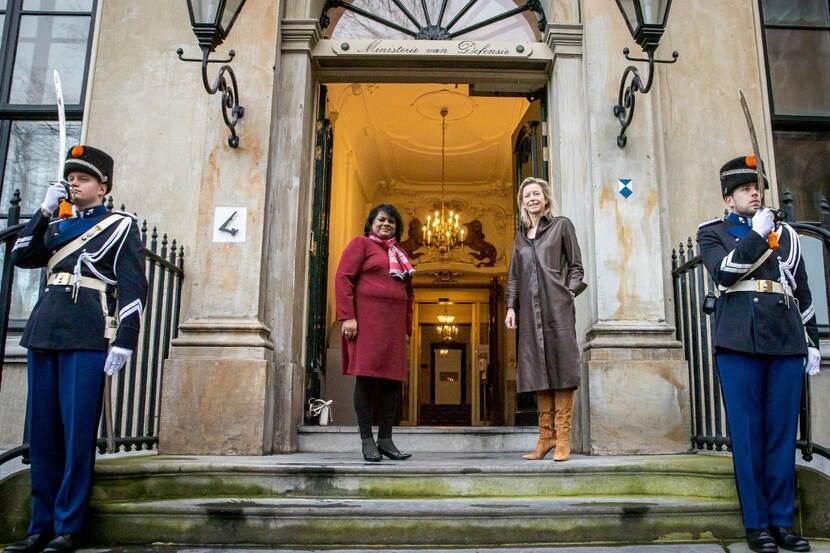 Kajsa Ollongren en de Surinaamse minister van Defensie Krishna Mathoera op het bordes van Plein 4.