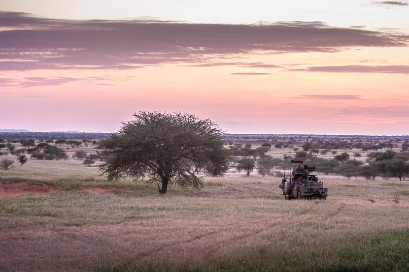 Militair voertuig in landelijk gebied in Mali.