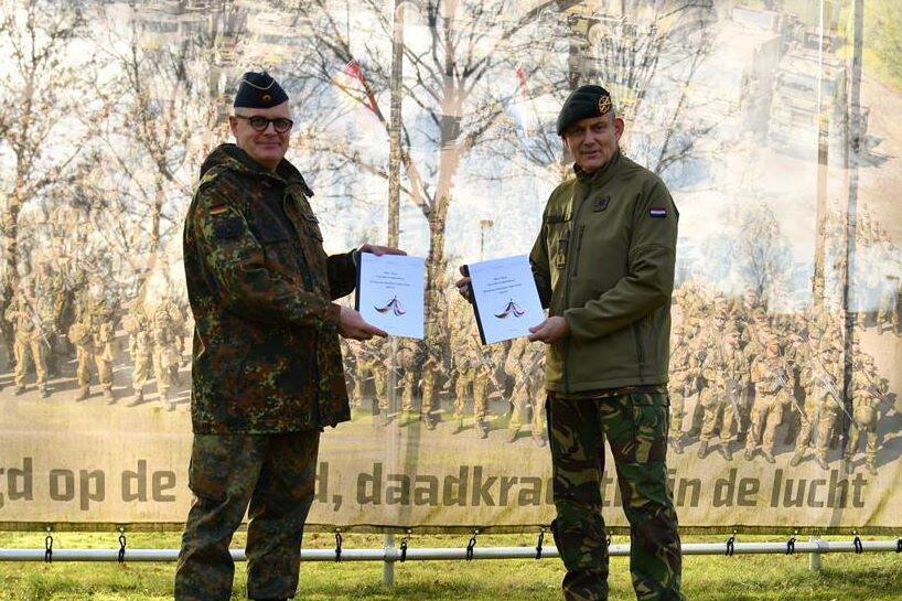 De Duitse brigadegeneraal Volker Samanns en generaal-majoor Rob Jeulink met de ondertekende afspraken in hun handen.