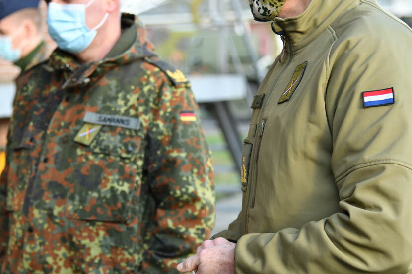 Duitse en Nederlandse legerkleding.