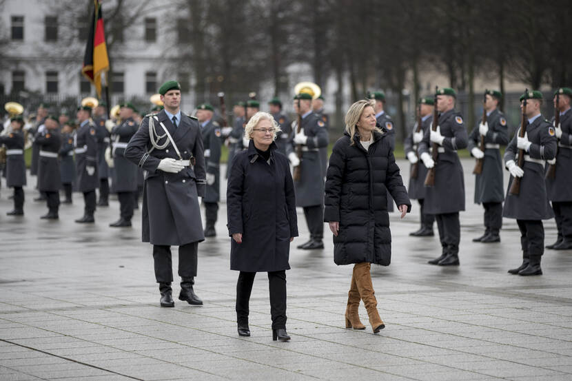 Minister Ollongren en Duitse minister inspecteren de wacht.