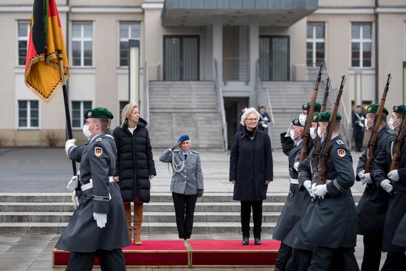 Duitse minister van Defensie Christine Lambrecht (re) ontvangt haar collega Kajsa Ollongren.