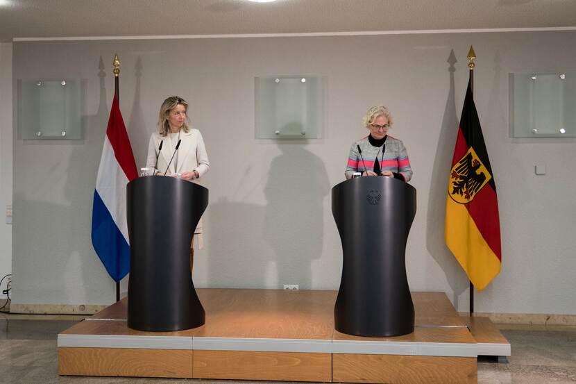 Duitse en Nederlandse ministers van Defensie in Berlijn.