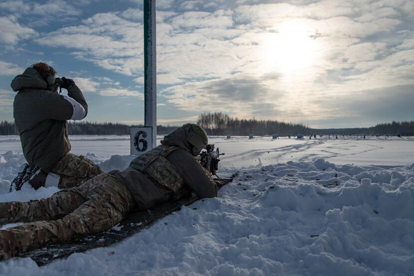 Militairen op een schietbaan, in besneeuwd landschap.