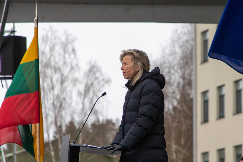 Minister Ollongren achter katheder.