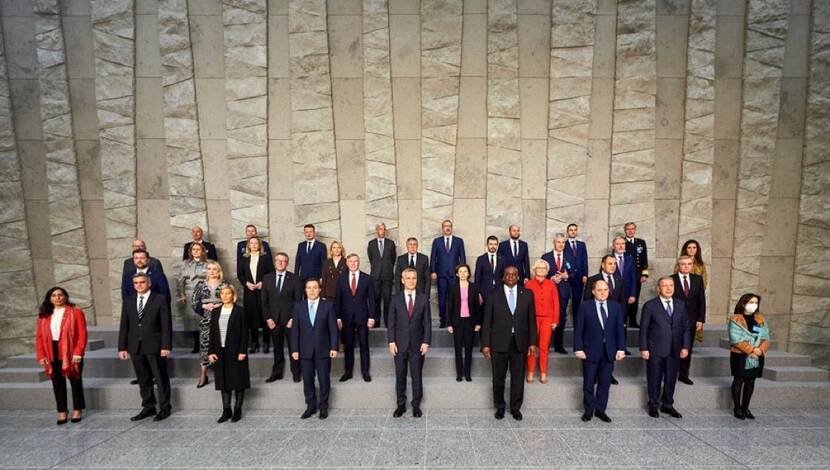 Groepsfoto van ministers van Defensie.