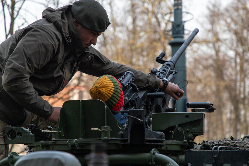 Militair met wapen en materieel.