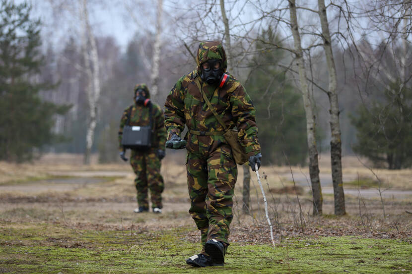 2 Nederlandse militairen met apparatuur, in een bos.