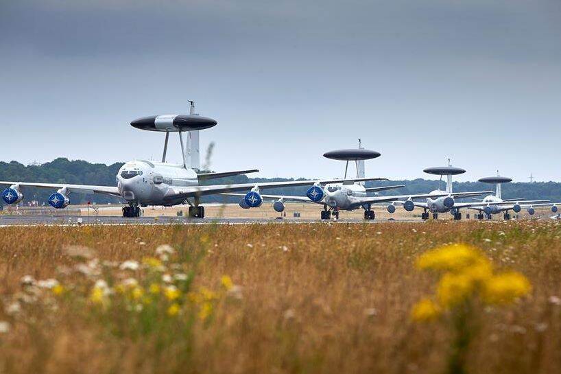 AWACS-vliegtuigen op landingsbaan Vliegbasis Geilenkirchen.