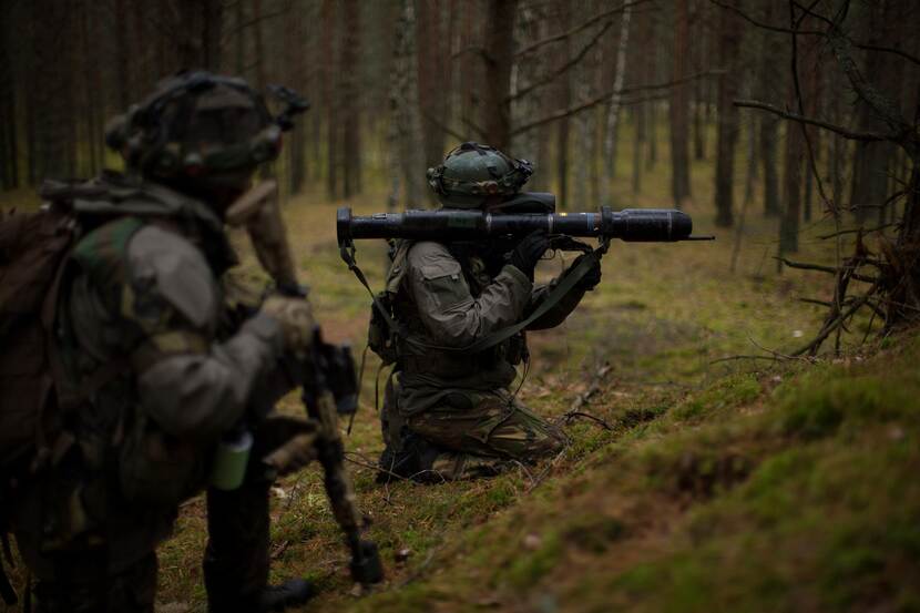 Militairen met een panzerfaust.