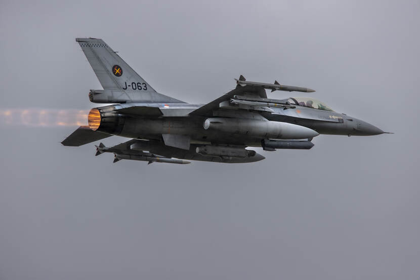 Een van de F-16's die de NAVO inzet boven de oostflank van het verdragsgebied.