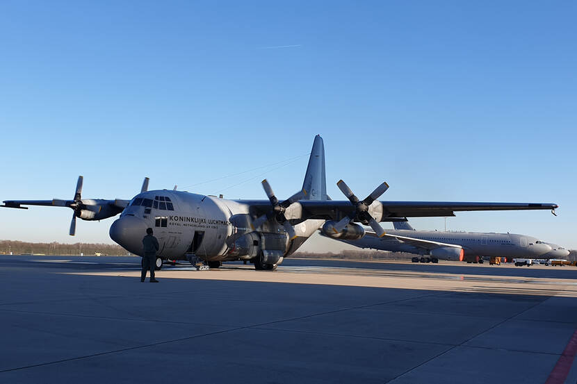 Een C-130 op een landingsbaan.
