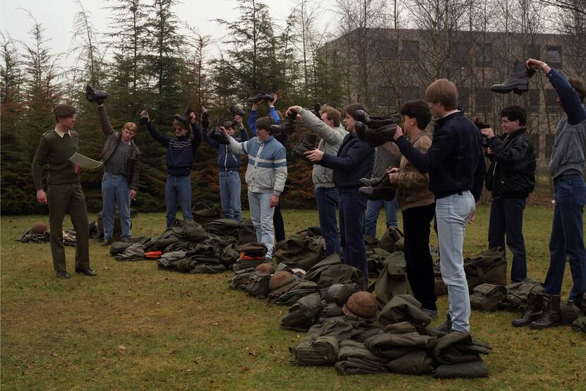 Nieuwe dienstplichtigen krijgen hun persoonlijke uitrusting en worden gecontroleerd op de volledigheid daarvan, 1985.