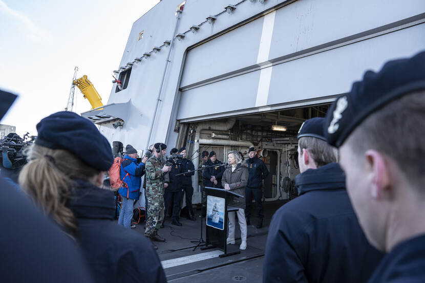 Ollongren spreekt bemanning van De Zeven Provinciën toe.