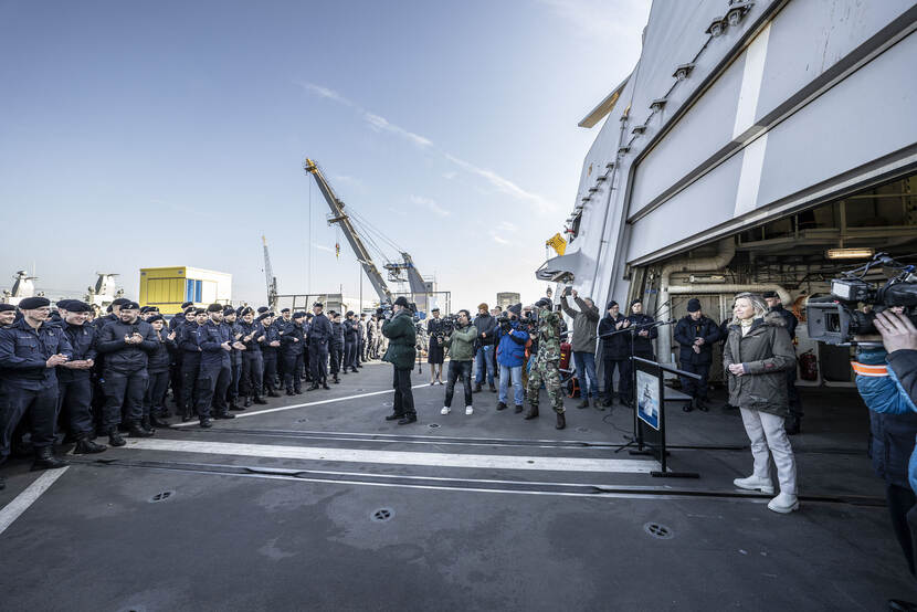 Minister Ollongren spreekt bemanning van De Zeven Provinciën toe, op het dek van het schip.