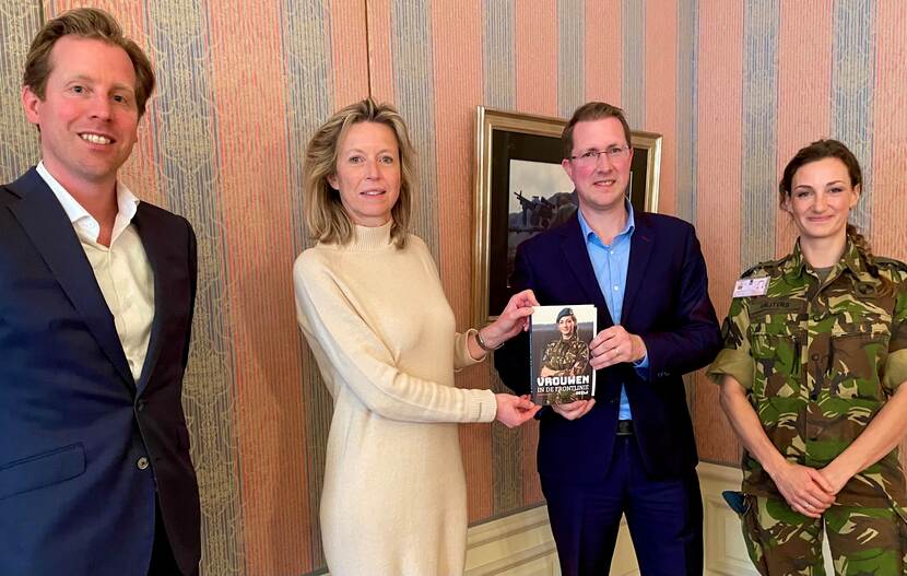 Staatssecretaris Van der Maat, minister Ollongren met boek, Johan Kroes en reservist sergeant der 1e klasse Trainde Frijters.