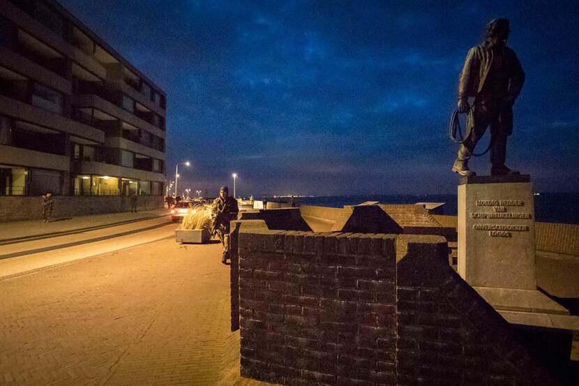 Gewapende militairen lopen patrouille in de haven in Vlissingen.