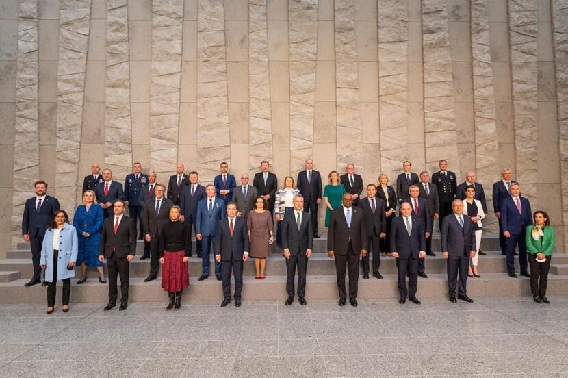 Een groepsfoto van de defensieministers van de NAVO.