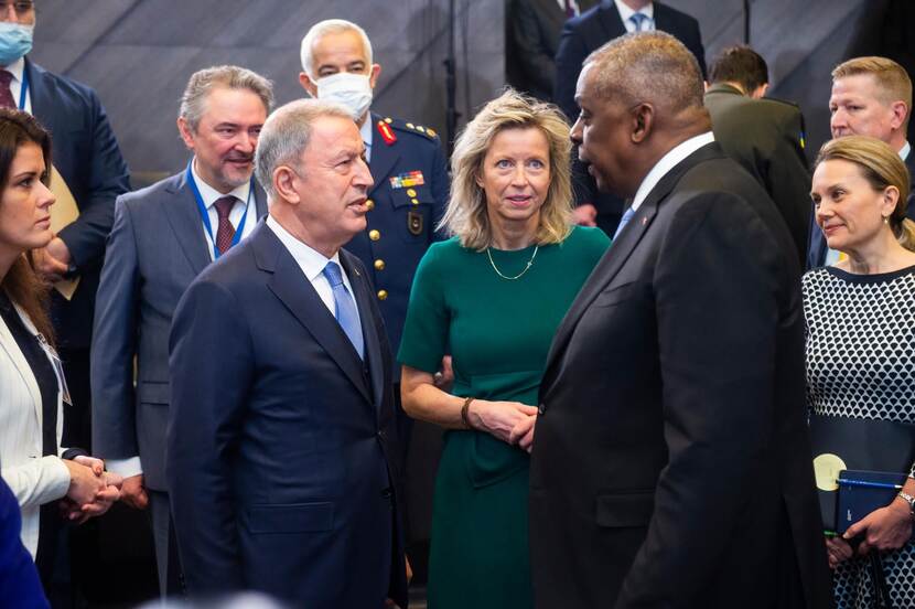 Ollongren in gesprek met haar Turkse collega Hulusi Akar (li) en de Amerikaanse Secretrary of State Lloyd Austin.