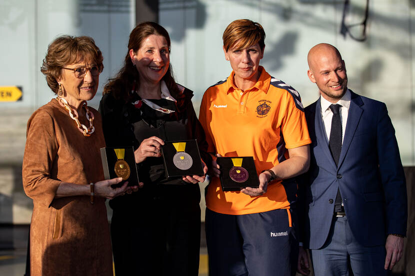 Van links naar rechts: prinses Margriet, CEO Invictus Games Conny Wenting, deelnemer Alina Zoet en muntmeester Bert van Ravenswaaij.