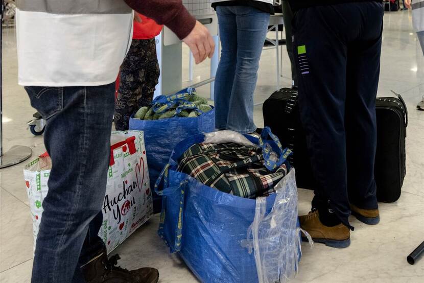 Boodschappentassen gevuld met kleding.