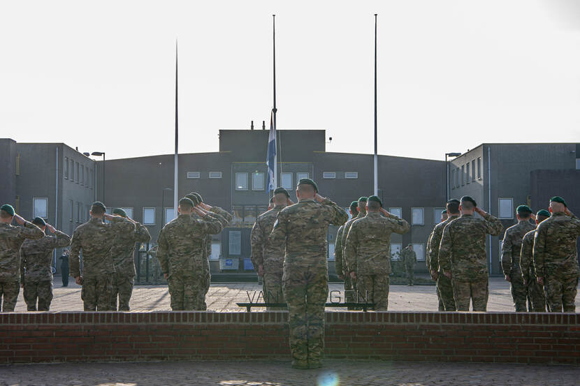 Commando's op de rug bezien tijdens het korpsappel.