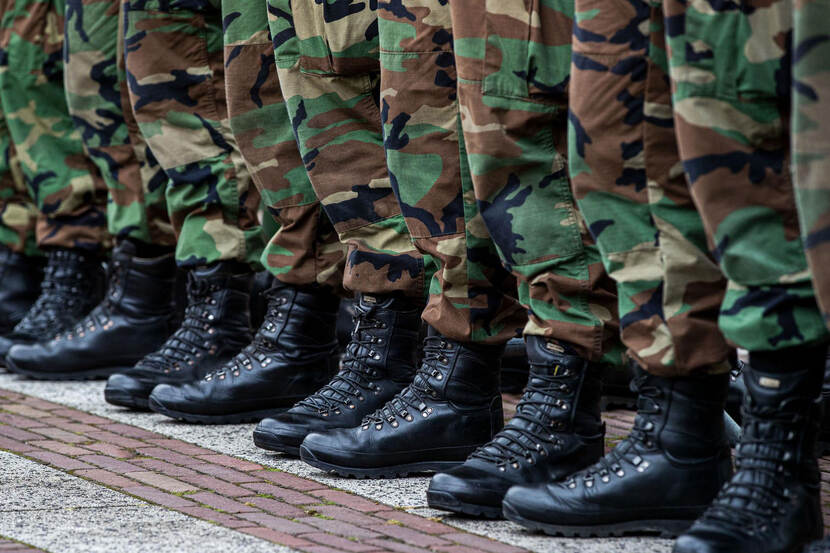 Militairen met laarzen aan.