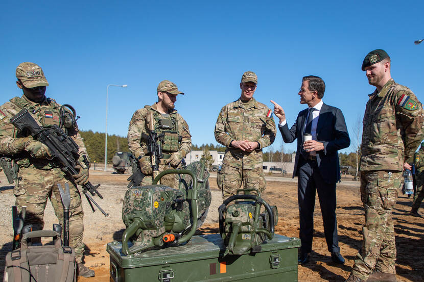 Rutte in gesprek met Nederlandse militairen in Litouwen.