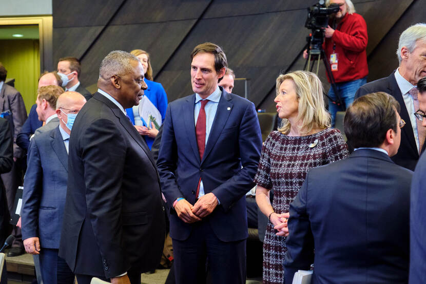 Ministers Hoekstra en Ollongren in gesprek met de Amerikaanse minister van Defensie LIoyd Austin.