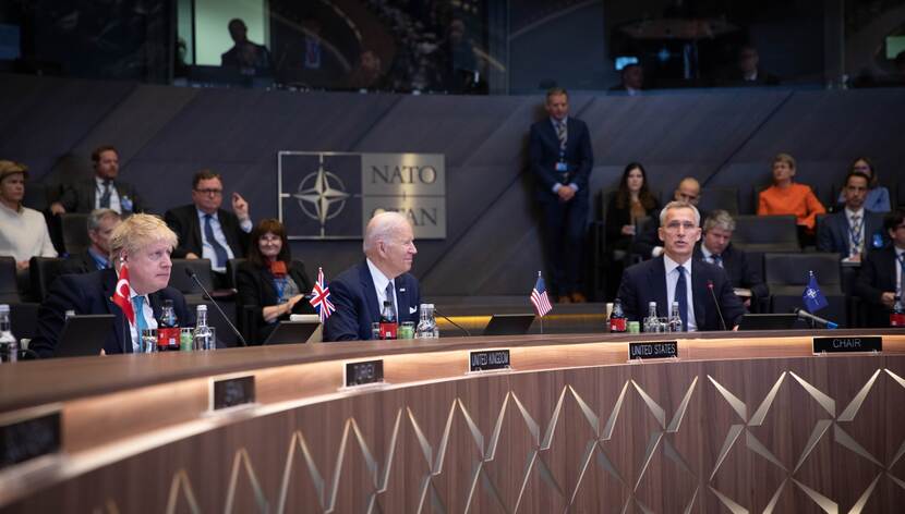 Boris Johnson,  Joe Biden en Jens Stoltenberg bij de NAVO-top.