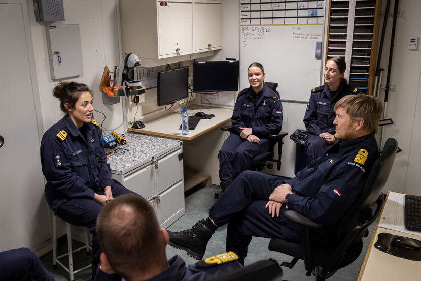 De koning aan boord van Zr.Ms. Rotterdam in gesprek met medewerkers van de ziekenboeg.