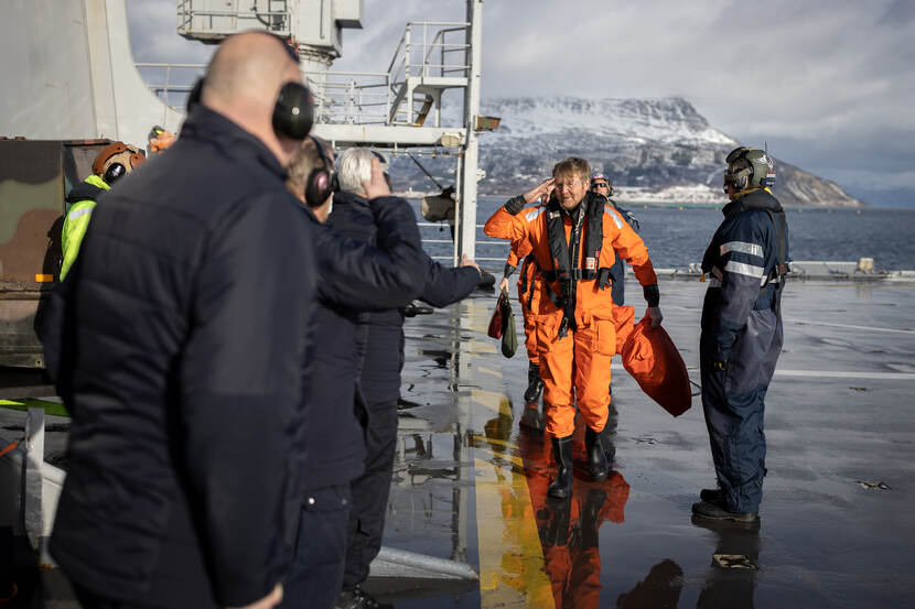 Koning stapt aan boord van Zr.Ms. Rotterdam.