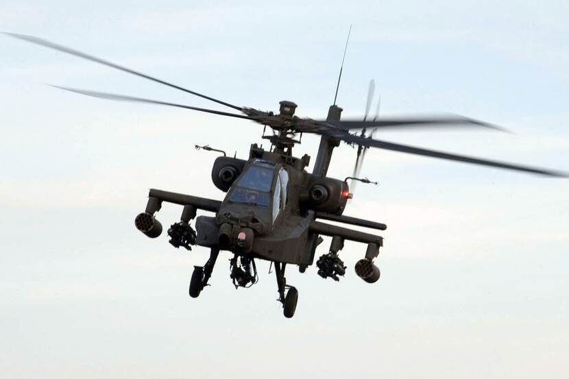 Een Apache-helikopter in de lucht.