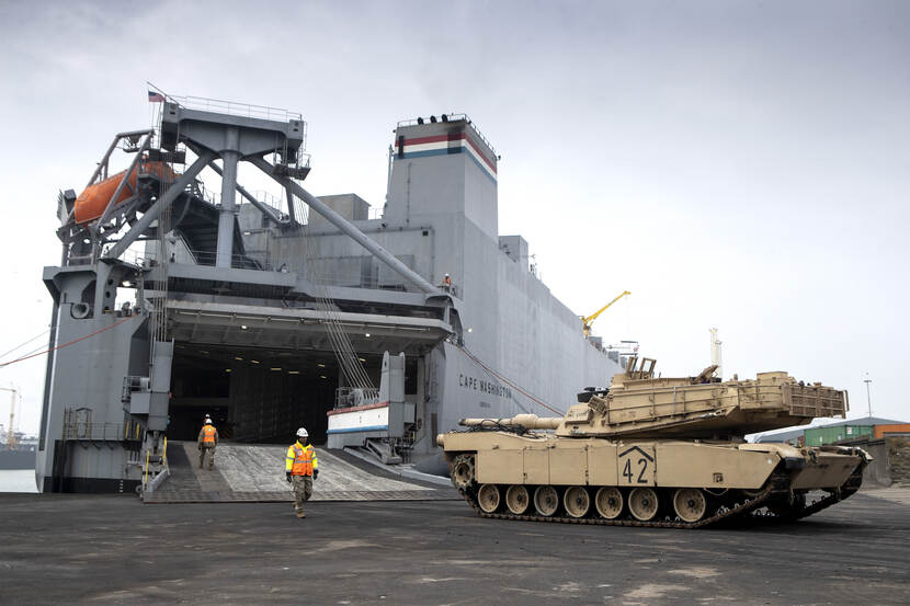 Amerikaanse tank rijdt vanaf een Amerikaans marineschip de kade op.