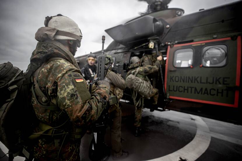 Militairen stappen in Cougar-transporthelikopter.