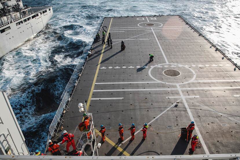 Bovenaanzicht landingsdek schip.