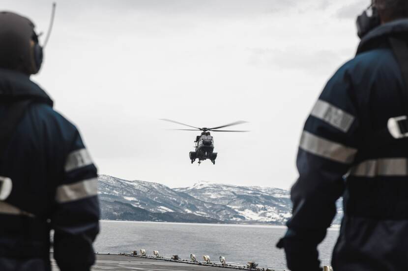 Cougar-helikopter komt aangevlogen om te landen op Zr.Ms. Rotterdam.