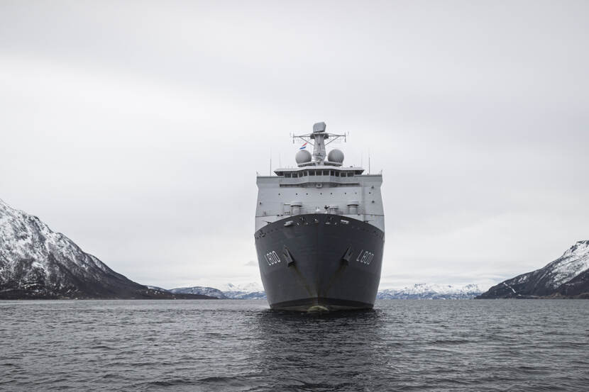 Schip ligt tussen 2 bergen.