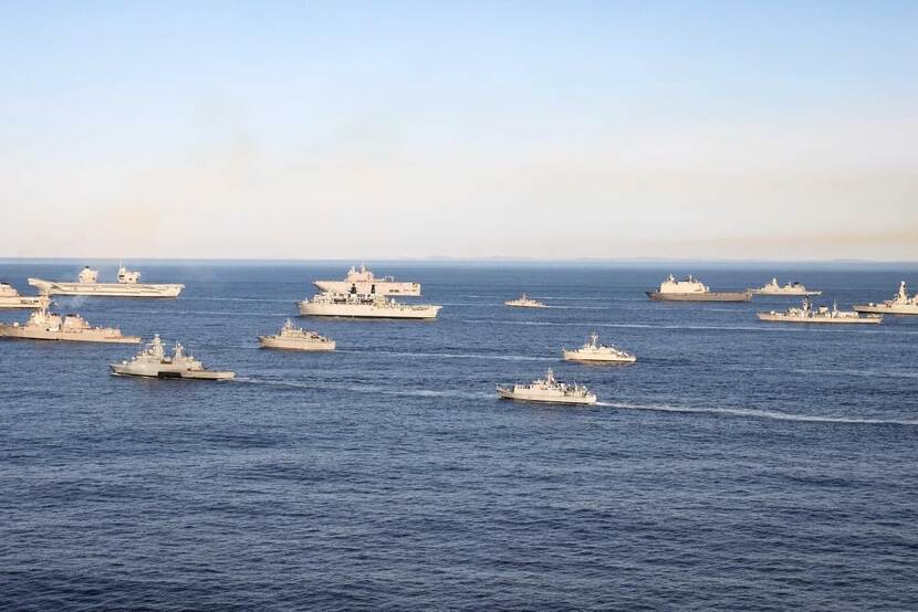 13 verschillende marineschepen op volle zee.