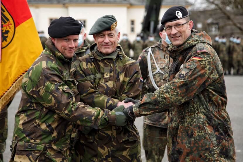 Vlnr.: luitenant-kolonel Bas Schillemans, commandant 43 Mechbrig. brigadegeneraal Roland de Jong en de Duitse scheidend commandant Ruppelt Hagen.