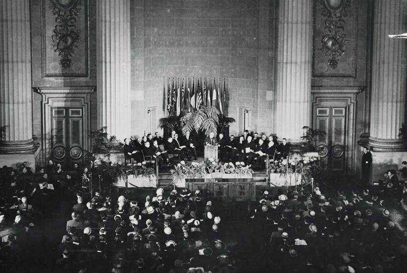 Zwart-wit foto van de 1e vergadering in 1949.