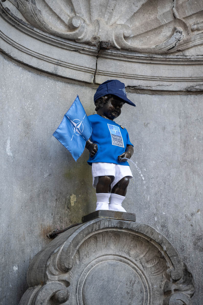 Manneken Pis met kleding in NAVO-kleuren.