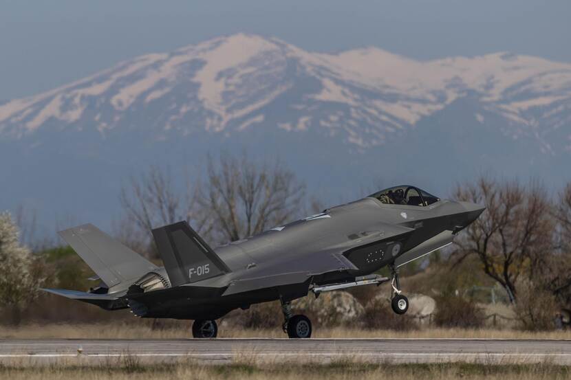 F-35 landt op vliegveld in Bulgarije. Besneeuwde bergtop op de achtergrond.